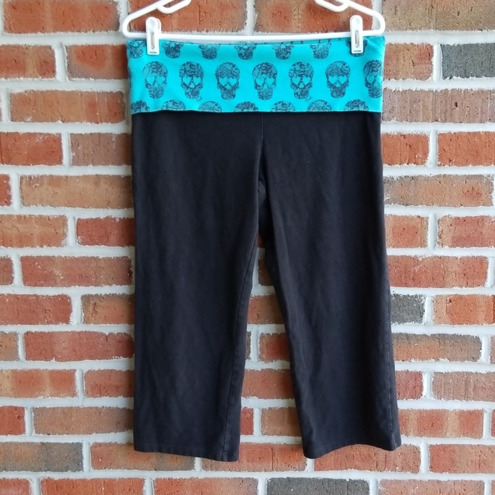 PINK Victoria Secret Skull Yoga Cropped Leggings
